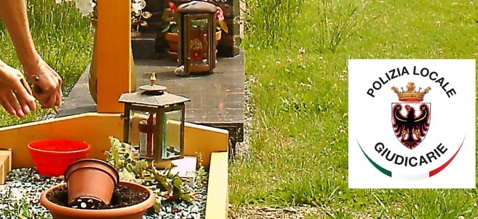 Rubava i fiori al cimitero, donna incastrata dalle fototrappole